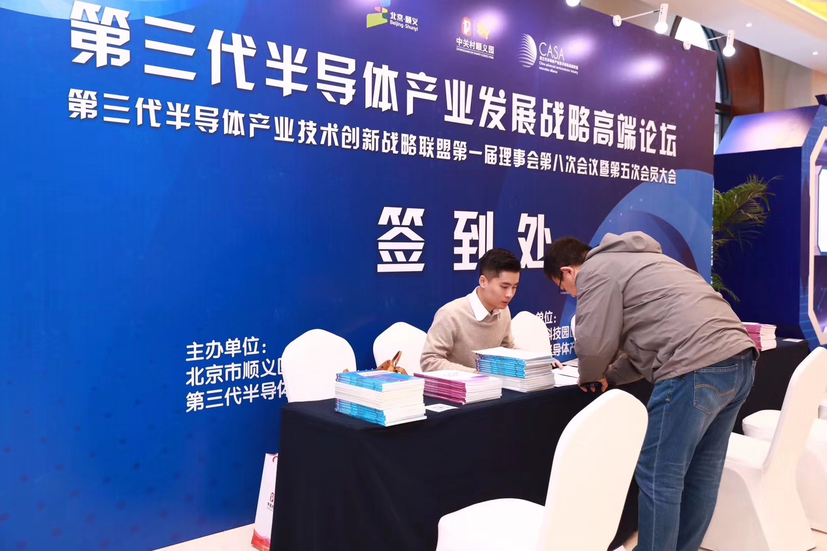 两男和一女一前一后爽app下载